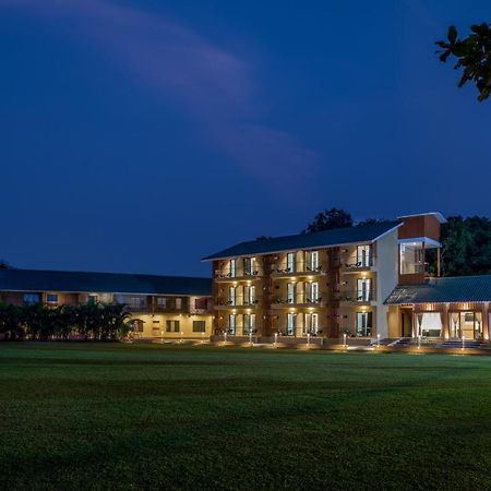 Paramount Riverfront Resort & Spa, カルジャット エクステリア 写真