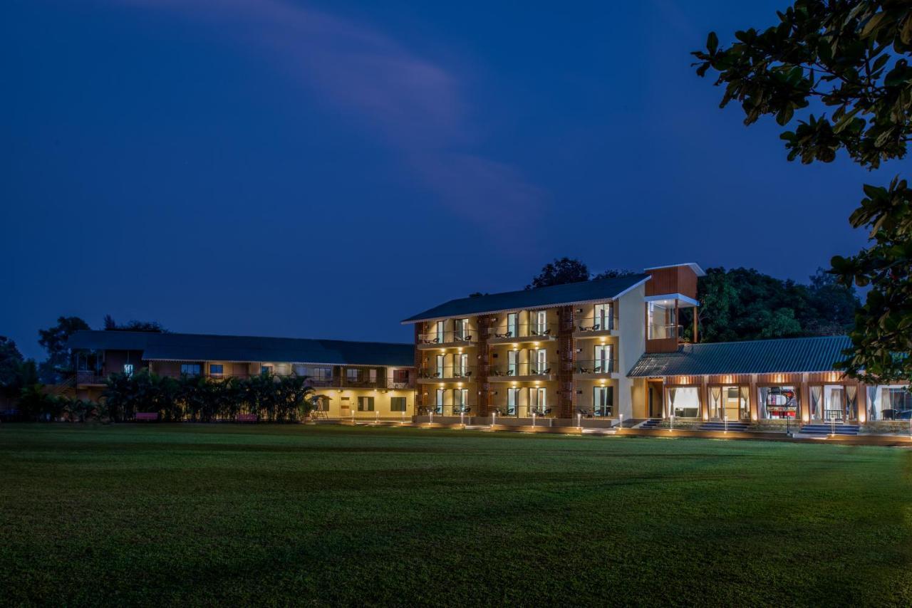 Paramount Riverfront Resort & Spa, カルジャット エクステリア 写真