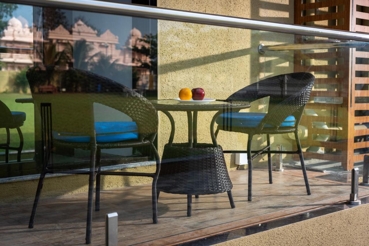Paramount Riverfront Resort & Spa, カルジャット エクステリア 写真