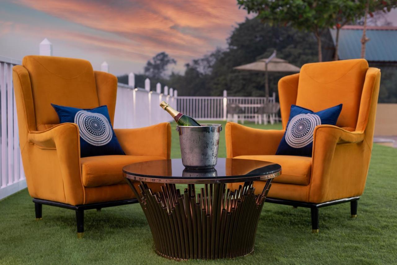Paramount Riverfront Resort & Spa, カルジャット エクステリア 写真