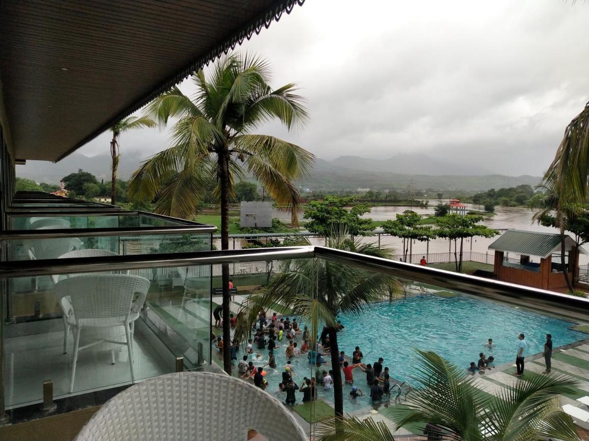Paramount Riverfront Resort & Spa, カルジャット エクステリア 写真