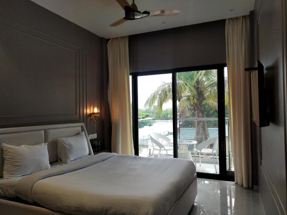 Paramount Riverfront Resort & Spa, カルジャット エクステリア 写真