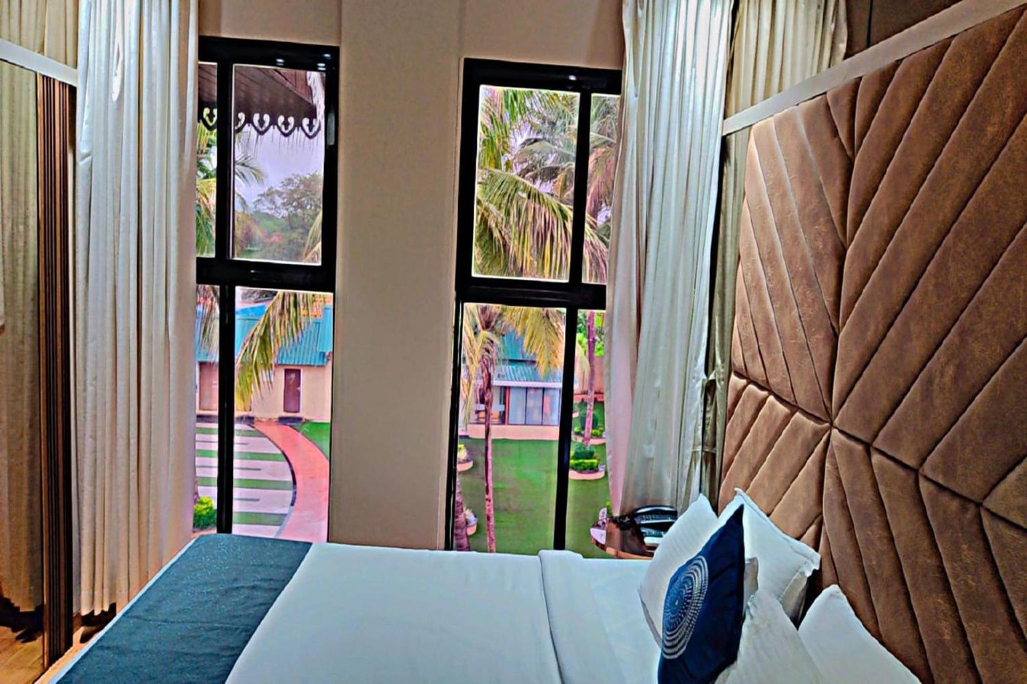 Paramount Riverfront Resort & Spa, カルジャット エクステリア 写真
